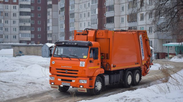Мусоровоз HIDRO-MAK Автобау на шасси КамАЗ-65115-50 (А 843 ХВ 122). Работа с евробаками.