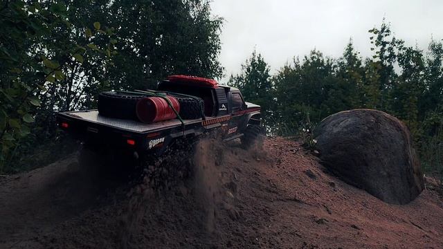 Радиоуправляемый Бизон 1/8 едет по оффроуду Crossrc EMO XL