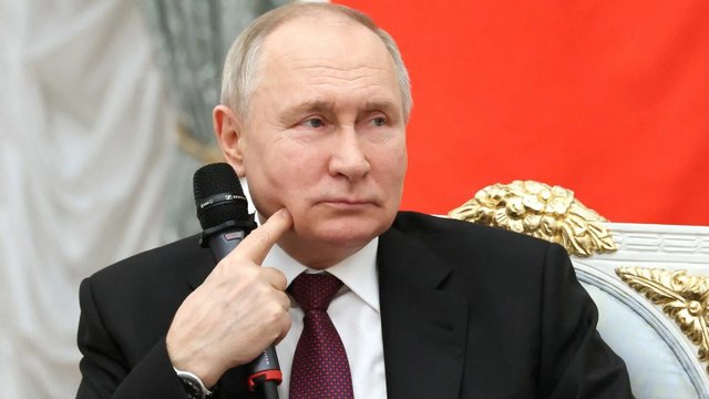 Старый трек: "Владимир Владимирович Путин".