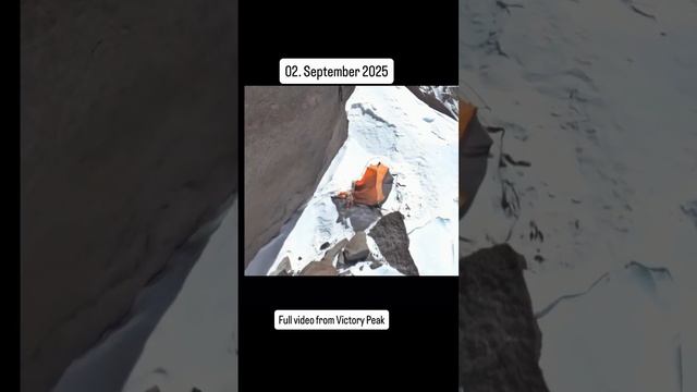 Дрон заснял очередное видео с палаткой застрявшей на пике Победы альпинистки