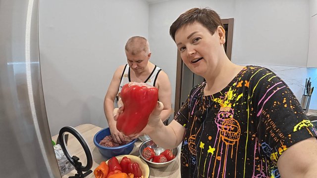 Лакомимся ВКУСНОЙ ЗАПРЕЩЁНКОЙ) Вован чуть мне руку не ОТГРЫЗ! Делаем фаршированные перчики! Влог