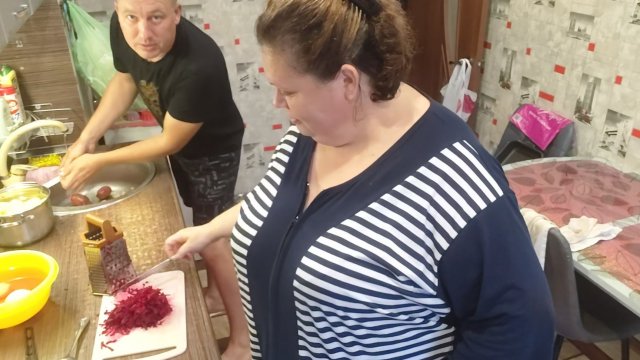 Готовим обед) Муж помогает) Поздравление) Общение) Сын купил подарок)