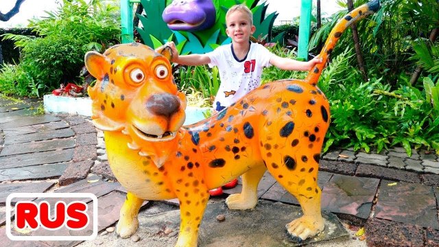 Влад и Ники вместе с мамой играют в парке развлечений! Веселое видео для детей!