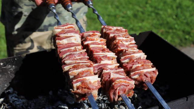 Шашлык из говядины с беконом на мангале