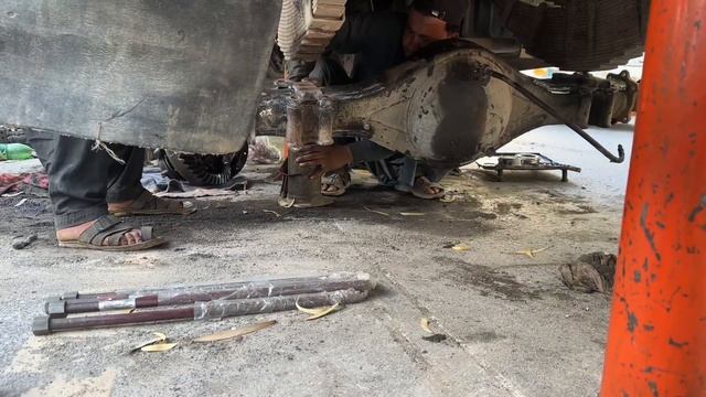 Пакистанские мастера - ремонт сломанного заднего моста грузовика Mazda
