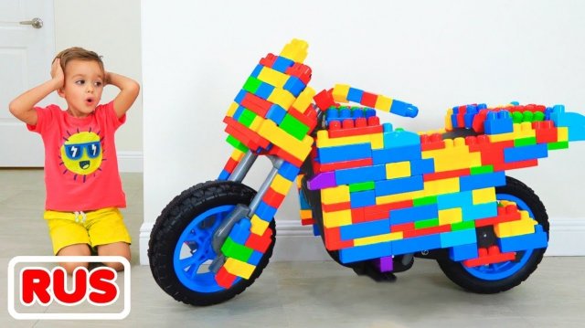 Влад и Ники катаются на игрушечном мотоцикле! Веселое видео для детей!