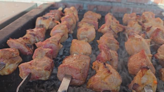 Шашлык из свинины, замаринованный в йогурте.
