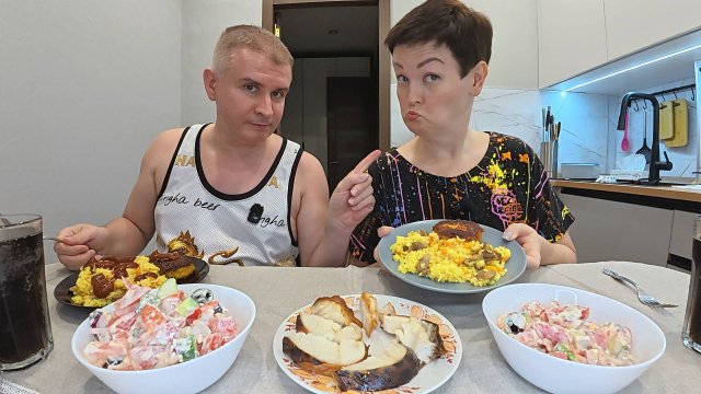 Мукбанг каждый ХАЙПУЕТ по своему! едим ДОМА, Боимся ОТРАВИТЬСЯ в ресторане! Семейный ужин в России