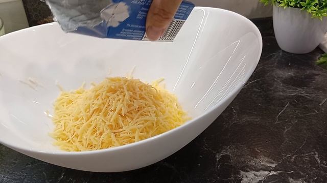 Салат из свежих кабачков, сыра и зелени. Когда некуда деть кабачки!