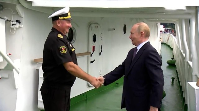 Путин на катере "Ураган" отправился к дальневосточному филиалу НЦ "Россия"