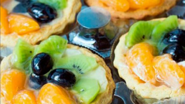 Песочные корзиночки с фруктами