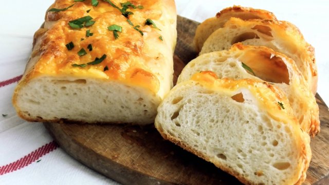 Воздушные батоны с сырно-чесночной корочкой, приготовленные на пшеничной закваске