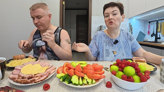 Мукбанг ЗАВИДУЮ красивым женщинам и постоянно их КРИТИКУЮ! Муж меня ЛЮБИТ?! Семейный обед в России