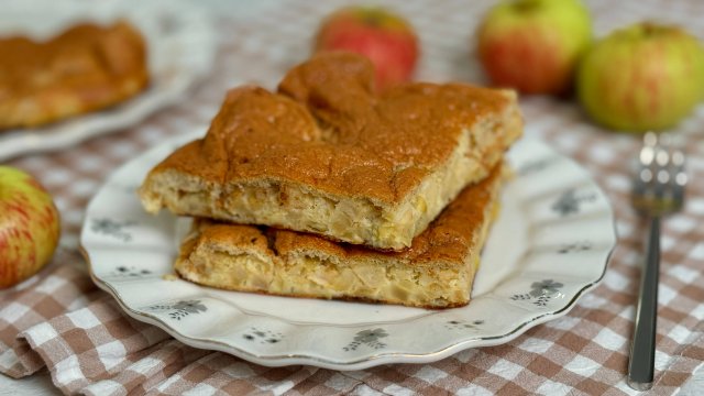 Если дети не любят яйца, попробуйте сделать омлет с яблоками, он сладенький