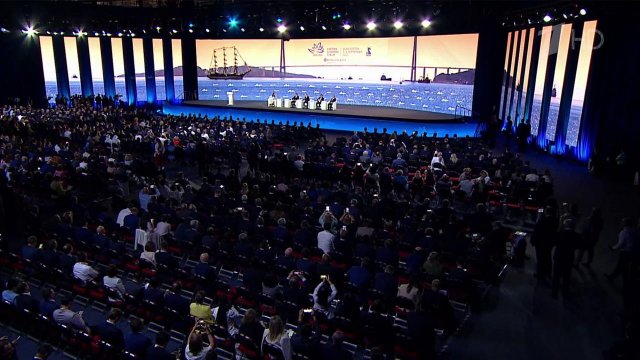 Экономика России должна стать экономикой высоких зарплат, заявил Владимир Путин