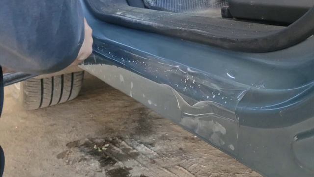 плёнка для порогов автомобиля клеим плёнку чтобы не отбивались пороги автомобиля