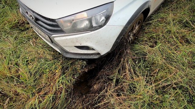 Эвакуация застрявшей Весты СВ Кросс в поле своими силами... Быстрый способ.