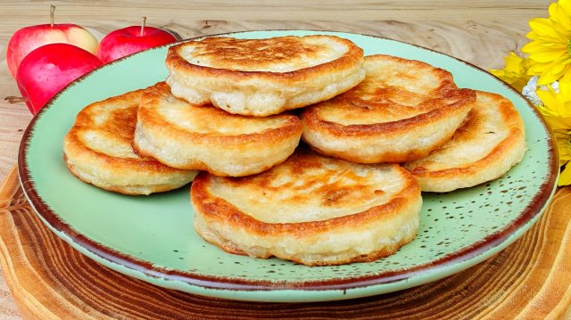 Оладьи с яблоками на кефире. Пышные, нежные и сочные