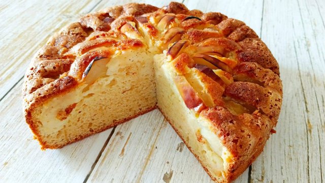 Творожный пышный пирог с яблоками (готовит мама).