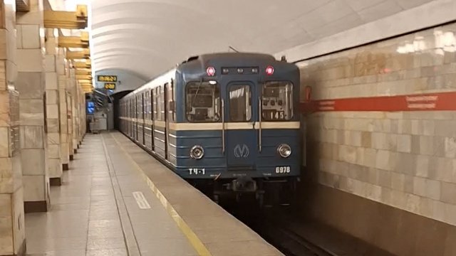 Наконец-то встретил Ема 502 на Кировско-Выборгской линии | Владимирская-Гражданский проспект
