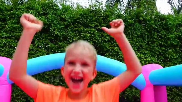 Влад и Ники играют вместе с Куклой с надувными игрушками! Веселое видео для детей!