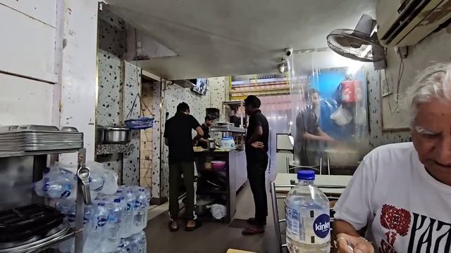 Почему он мной командует_ Я лучше знаю! Индийская едальня_ дёшево, вкусно, много! Мэйнбазар. Дели.
