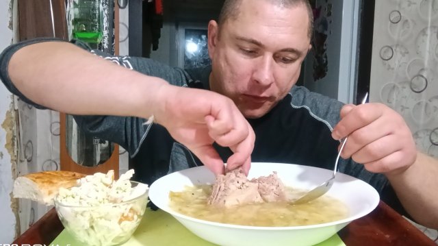 мукбанг/обжорыч/суп с домашней капусты ЩИ,САЛАТ пекинская капуста, курица и майонез/