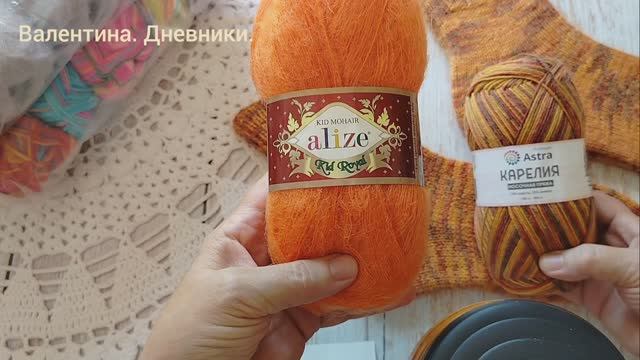 Новая пряжа. Поменяла номер спиц и русунок изменился...  Еще одна пара носочков  "рыжиков"
