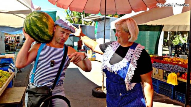 Арбуз гигант-переросток. В Одессе и не такое встретишь. Липован на базаре лучший сериал 2025