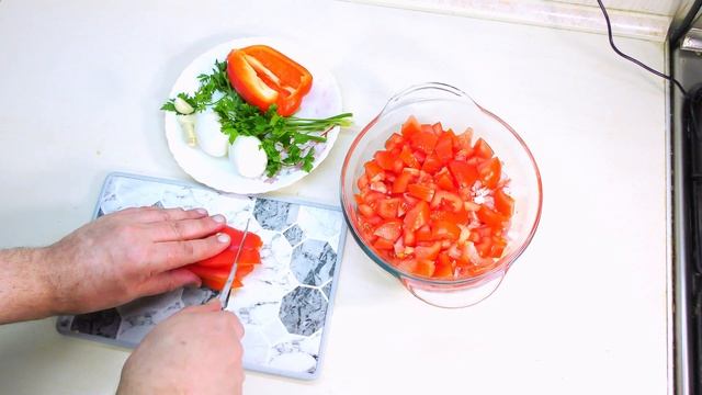 Салат с помидорами и крабовыми палочками.