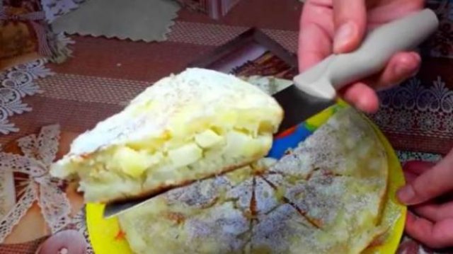 Яблочный пирог на сковороде