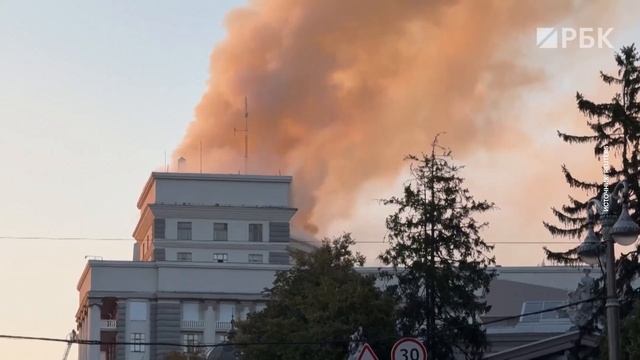 Кадры пожара в здании правительства Украины в Киеве