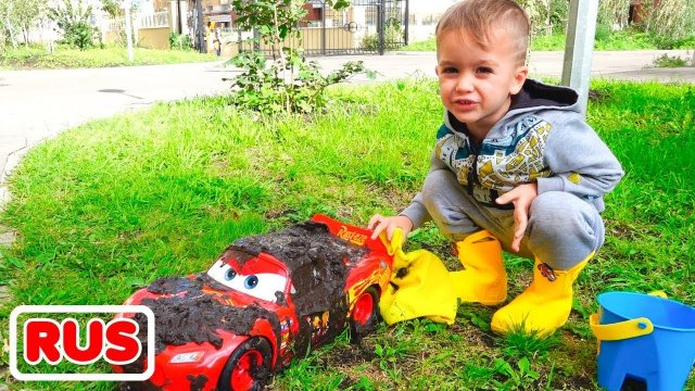 Влад и Ники. Ники играет в автомойку с красной детской машинкой! Веселое видео для детей!