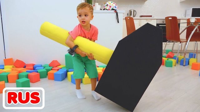 Влад, Никита и мама играют с разноцветными кубиками! Веселое видео для детей!