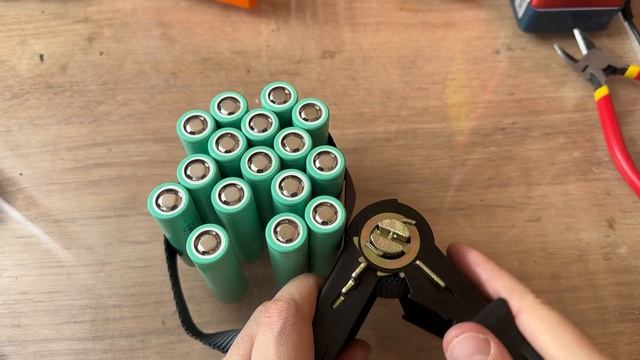 Как приспособление из фикс-прайса за 230 рублей помогает мне при сборке аккумуляторов. Хитрое решени