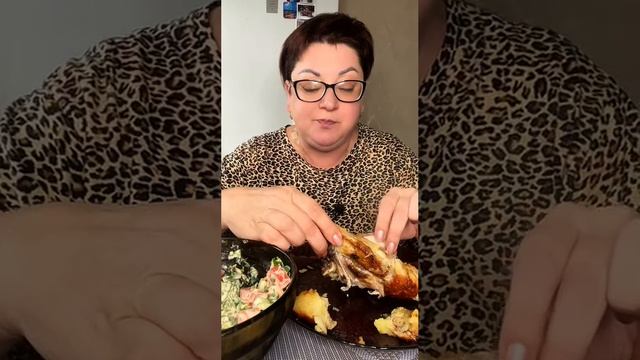 А на небольшой перекус перед ужином, немного курочки поем/Мукбанг