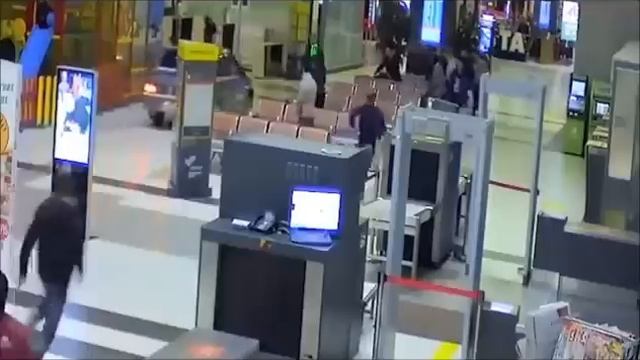 🤣Это шедевр !!! Ни один режиссёр так не снимет, а тут всё драматургия, юмор вообщем движуха прёт