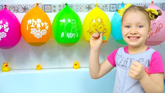 Милана с сестрёнкой играют с развноцветными воздушными шариками 😃🎈