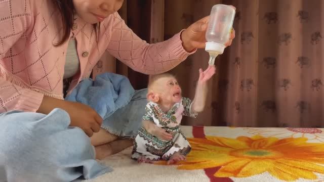 Обезьянка модница нарядная крошка требует молоко Пищит подпрыгивает Ищет соску Мама прячет УМНЯШКА н