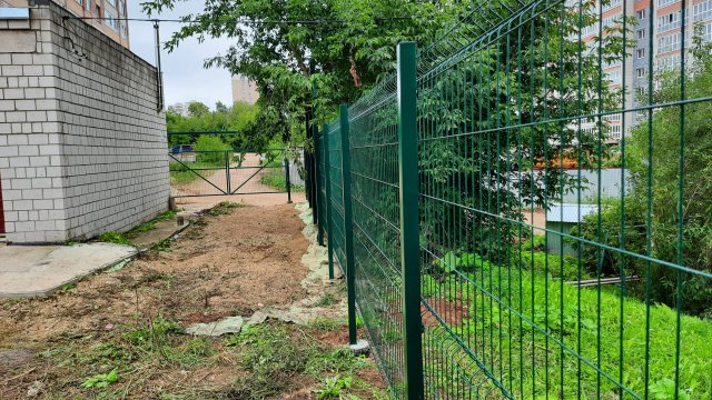 Забор из 3D-сетки с распашными воротами и тремя столбами под навес в г Кирове ул Хлыновская