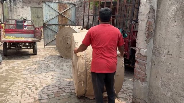 Производство картонных коробок из макулатуры. Пакистан