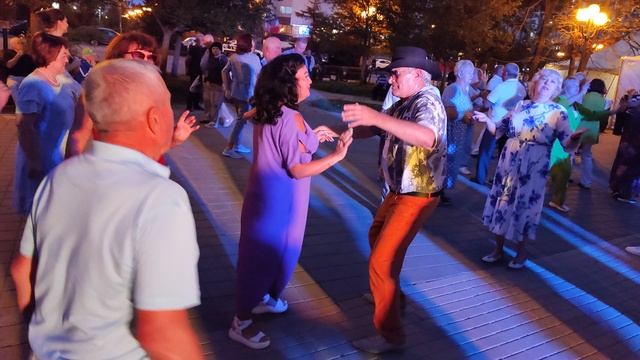 Яблоня цветёт..... 06.09.25.
