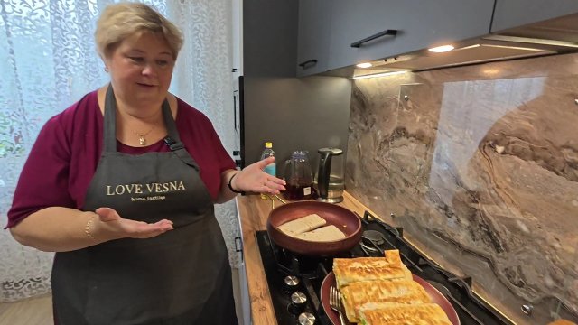 Торт как пломбир проще некуда. Готовлю в новом горшочке. Конвертики с яйцом и луком.