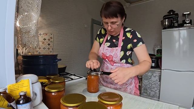 Воспитывать время есть! Закатываю на зиму вкусный соус из помидор и перца. Деревенский завтрак