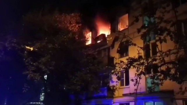 Три человека пострадали в результате пожара в многоквартирном доме на юго-западе Москвы
