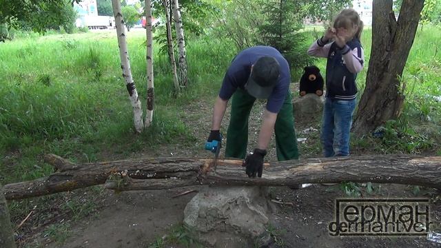 Цепная ручная аккумуляторная пила "НО НЭЙМ" в действии