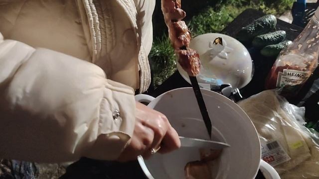 Приехали на дачу и кого же мы обнаружили в своей постели?