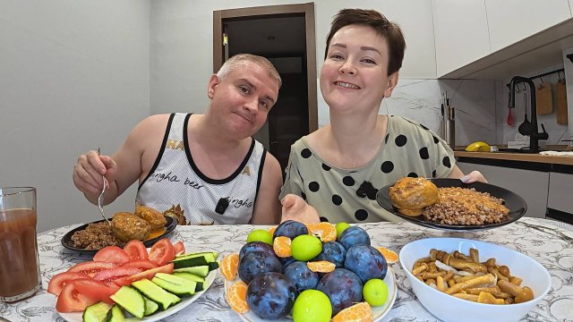 Мукбанг принудительно ОГРАНИЧИЛА себя в еде! Вспомнили БЫЛОС с Вованом! Семейный ужин в России