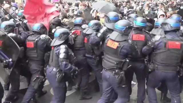 Впечатляющие кадры приходят из Франции, где люди выступили против нового правительства