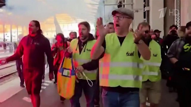 Во Франции десятки тысяч людей вышли на улицы из-за планов властей урезать социальные расходы
